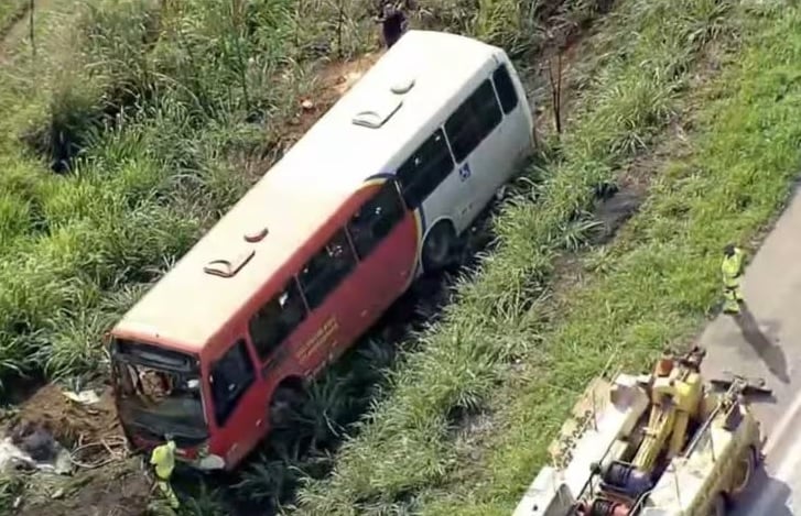 Uma pessoa fica ferida após ônibus cair em ribanceira na BR-040