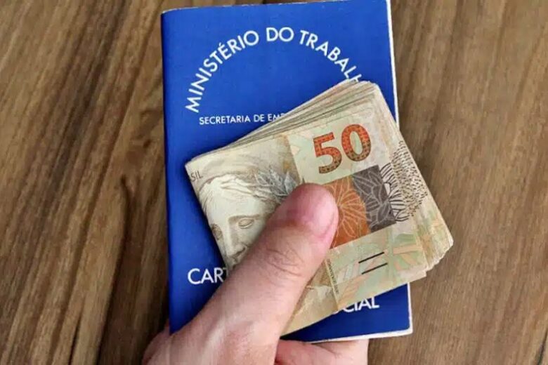 Decreto reajusta salário mínimo para R$ 1.412