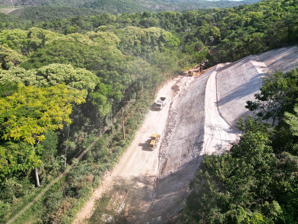 São Gonçalo do Rio Abaixo: taludes na estrada de Brucutu são recuperados