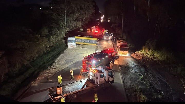 Carreta tombada na BR-040 já causa congestionamento de 10 quilômetros