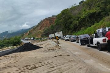 BR-381: Ponte interditada e acidente com caminhão complicam trânsito em direção ao Vale do Aço