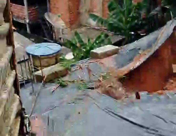 Barranco desaba enquanto vereador gravava vídeo em Timóteo; assista