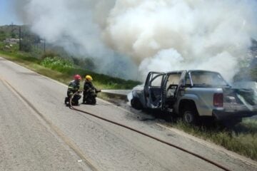 São João del-Rei: bombeiros combatem incêndio em veículo na BR 265