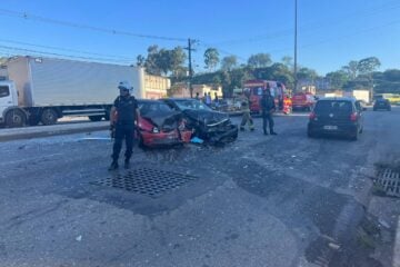 Três carros colidem em Contagem