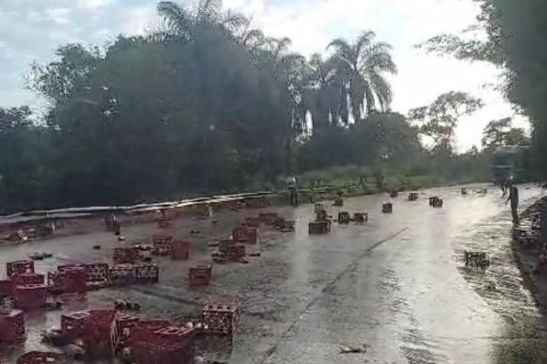 Carreta carregada com refrigerantes tomba e complica o trânsito na BR-381 