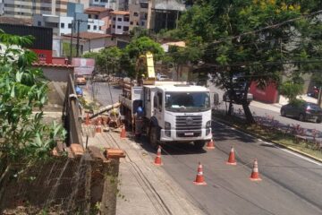 Itabira: Veículo bate em poste e moradores do São Pedro estão há quase 20h sem energia elétrica