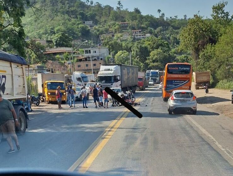 Acidente próximo à ponte Rio das Velhas complica trânsito na BR-381