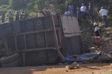 BR-381: carreta tombada causa congestionamento em Bom Jesus do Amparo