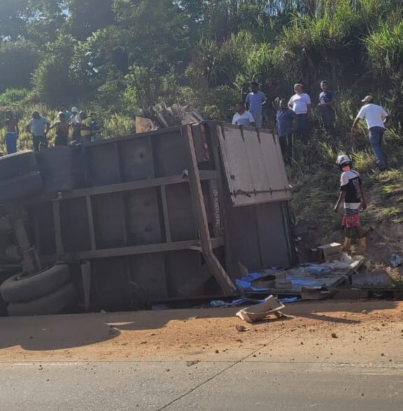 BR-381: carreta tombada causa congestionamento em Bom Jesus do Amparo