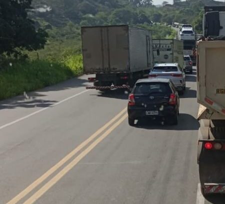 A quinta-feira começa com engarrafamento na BR-381, em São Gonçalo do Rio Abaixo