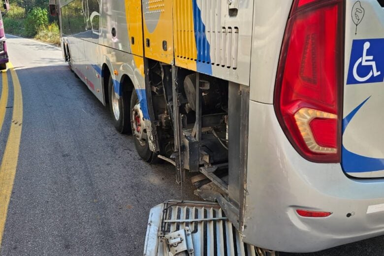 Ônibus que levava delegação do Valério é atingido por carreta na MGC-120, em Nova Era