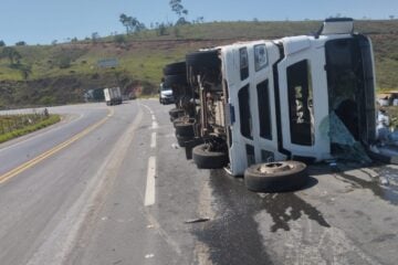 Carreta carregada com água mineral tomba na BR-381, em João Monlevade