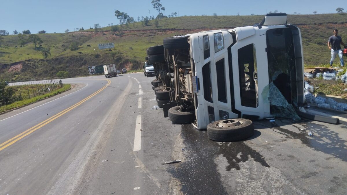Carreta carregada com água mineral tomba na BR-381, em João Monlevade