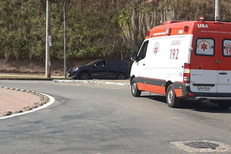 Coletor de lixo é atropelado por moto na Avenida Cristina Gazire