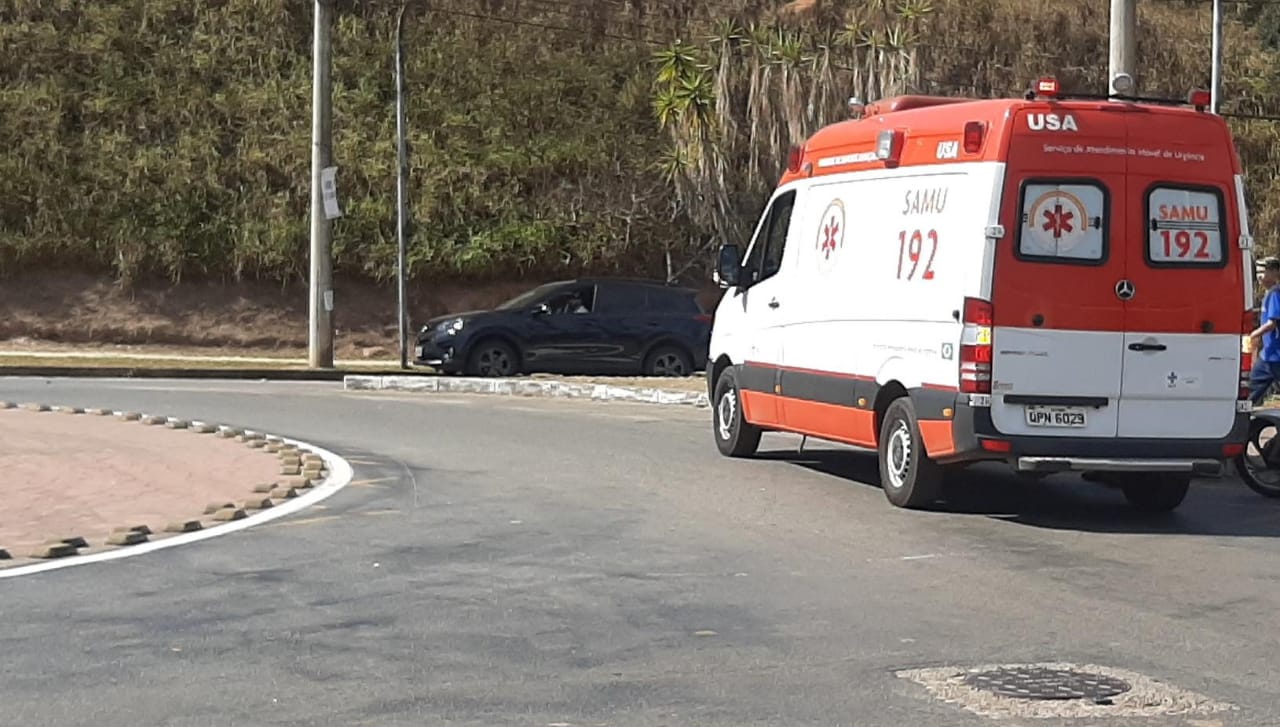 Coletor de lixo é atropelado por moto na Avenida Cristina Gazire