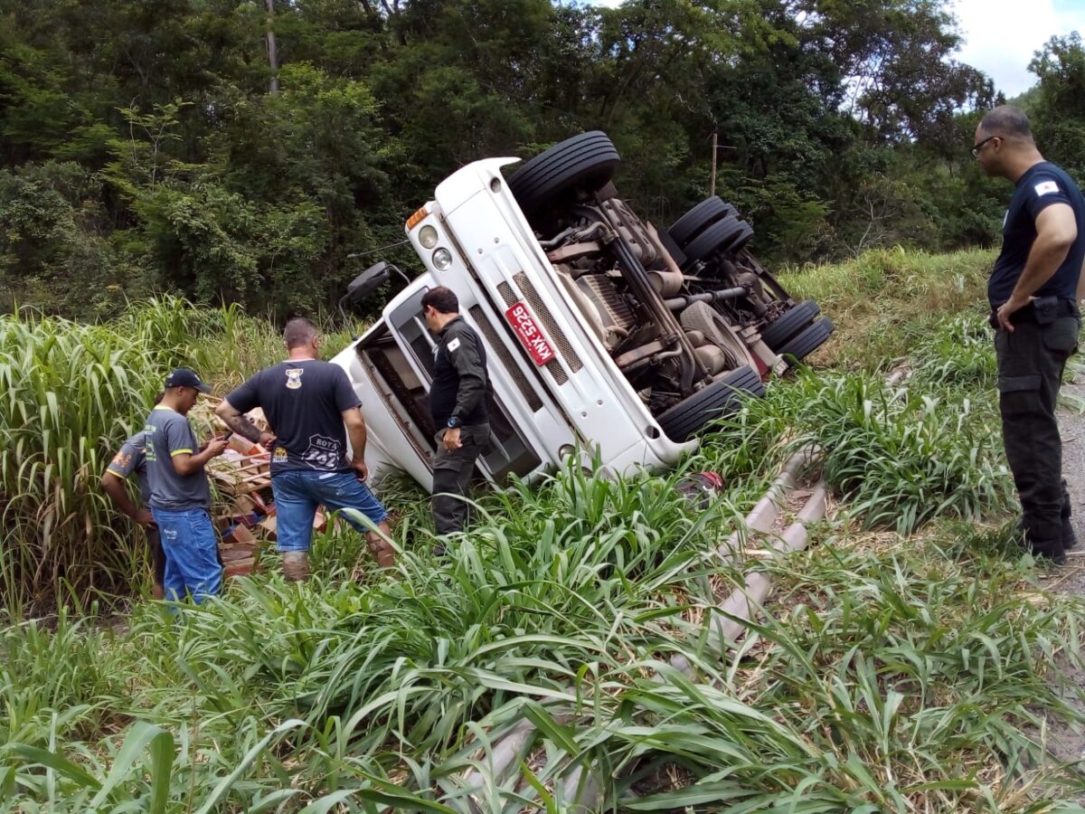 Carreta tomba às margens da BR-381, entre São Gonçalo do Rio Abaixo e João Monelvade