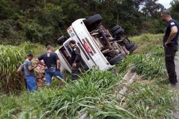 Carreta tomba às margens da BR-381, entre São Gonçalo do Rio Abaixo e João Monelvade