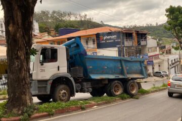 Motor falha e caminhão carregado de asfalto volta de ré na rua Juca Machado