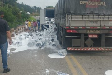 Acidente entre caminhões provoca derramamento de tinta na BR-381