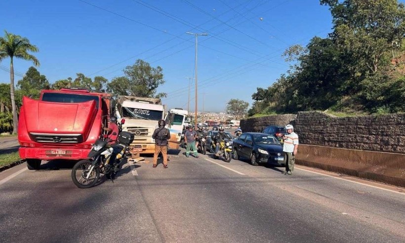 Acidente no Anel Rodoviário complica trânsito nesta sexta-feira