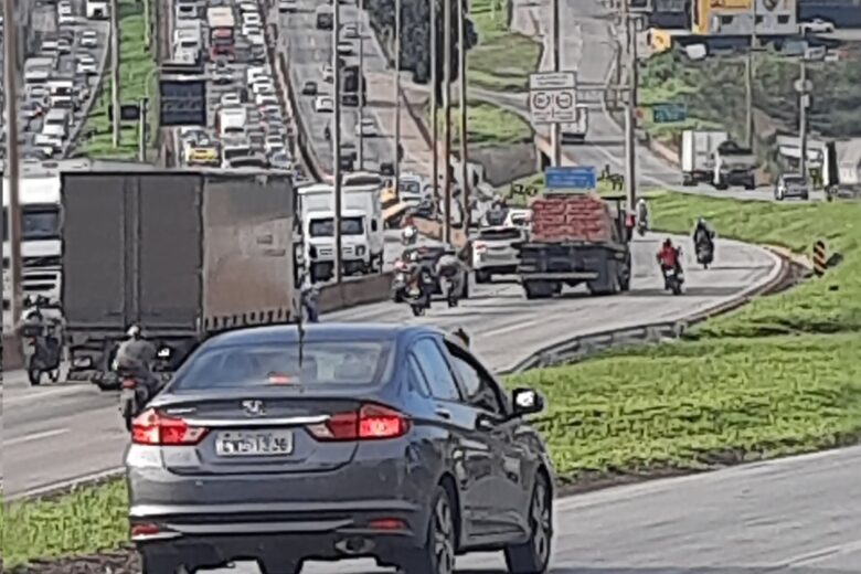 Acidente envolvendo carreta e três carros complica trânsito no Anel Rodoviário