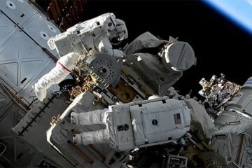 Astronautas perdem mala de ferramentas em caminhada espacial; saiba quando ela pode cair na Terra