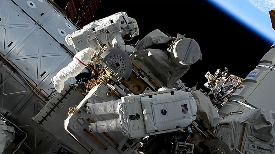 Astronautas perdem mala de ferramentas em caminhada espacial; saiba quando ela pode cair na Terra