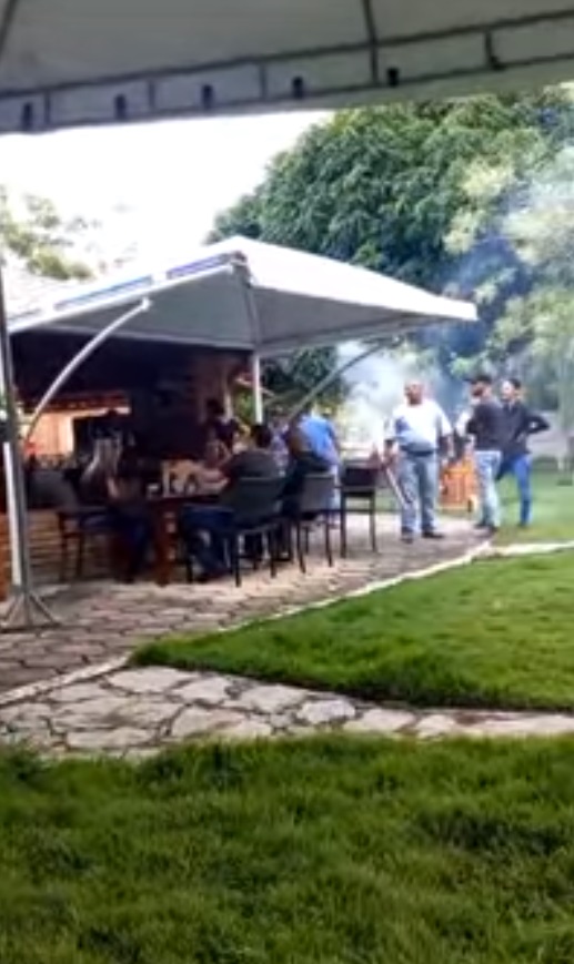 Velório de empresário tem churrasco e cerveja em cidade de MG; veja o vídeo