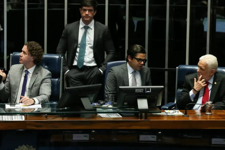 Senado aprova PL da taxação dos fundos exclusivos e offshores; confira