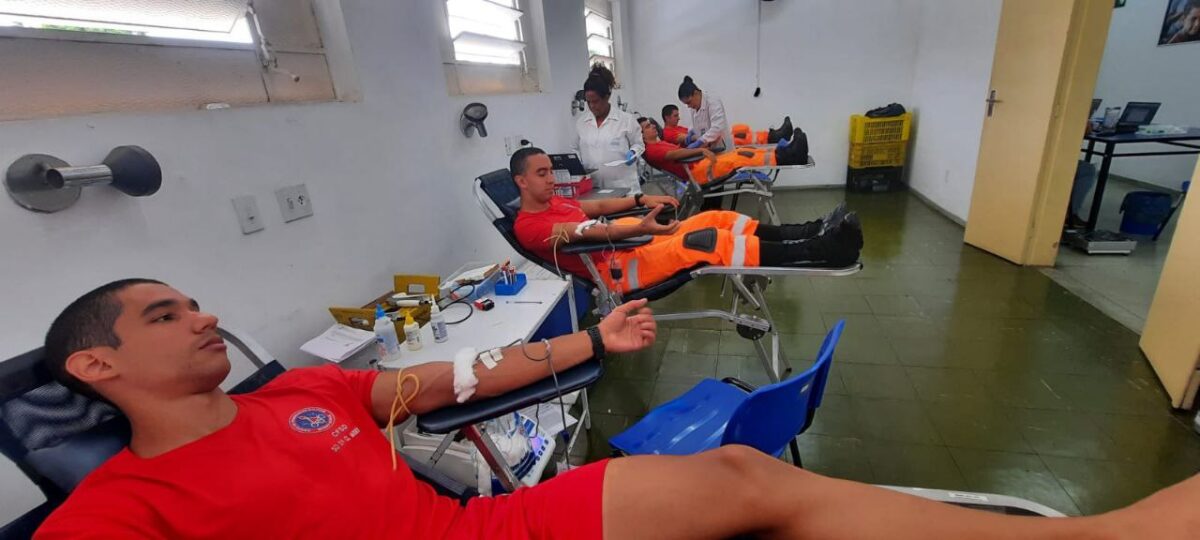 Mais de 70 bombeiros fazem doação de sangue no Hemominas