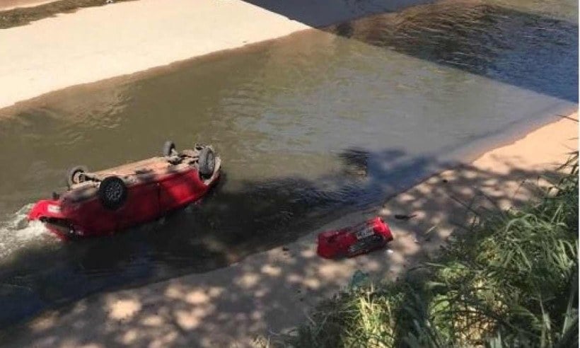 Motorista perde controle do carro e veículo cai no Rio Arrudas, em BH