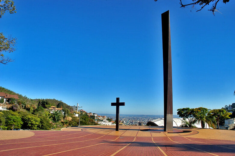 Um dos principais pontos turísticos de BH, Praça do Papa terá letreiro iluminado