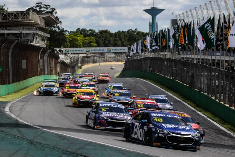 Stock Car em BH: pilotos conhecem pista no entorno do Mineirão nesta quinta-feira