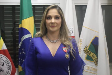 Juíza Fernanda Chaves Carreira Machado recebe a Medalha Desembargador Hélio Costa em Itabira