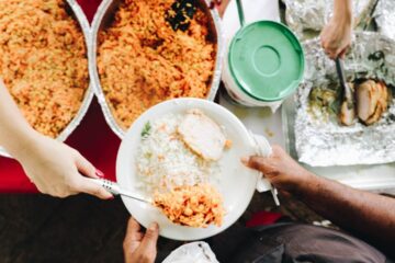 Comida Que Abraça realiza ação natalina com ofertas de kits em vilas e favelas e ceia coletiva na Lagoinha