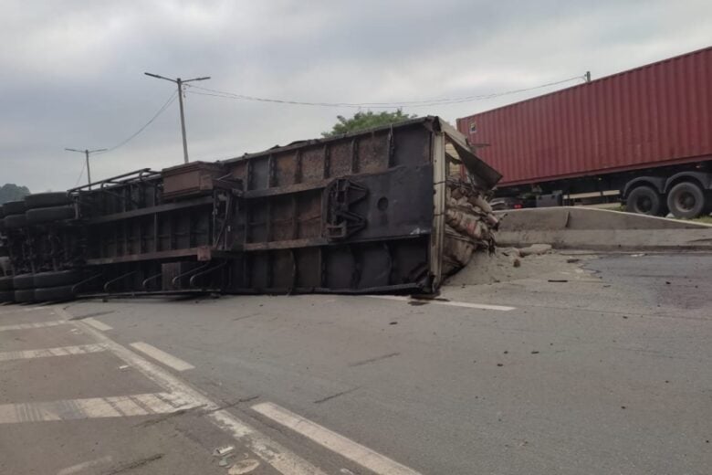 Caminhão tomba e BR-381 já registra 15 quilômetros de congestionamento