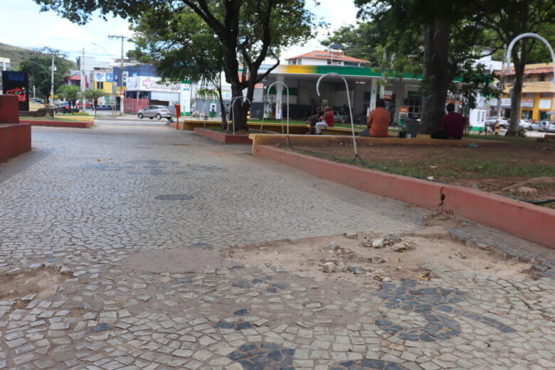 Luciano Sobrinho cobra reforma da praça Acrísio Alvarenga, no Centro