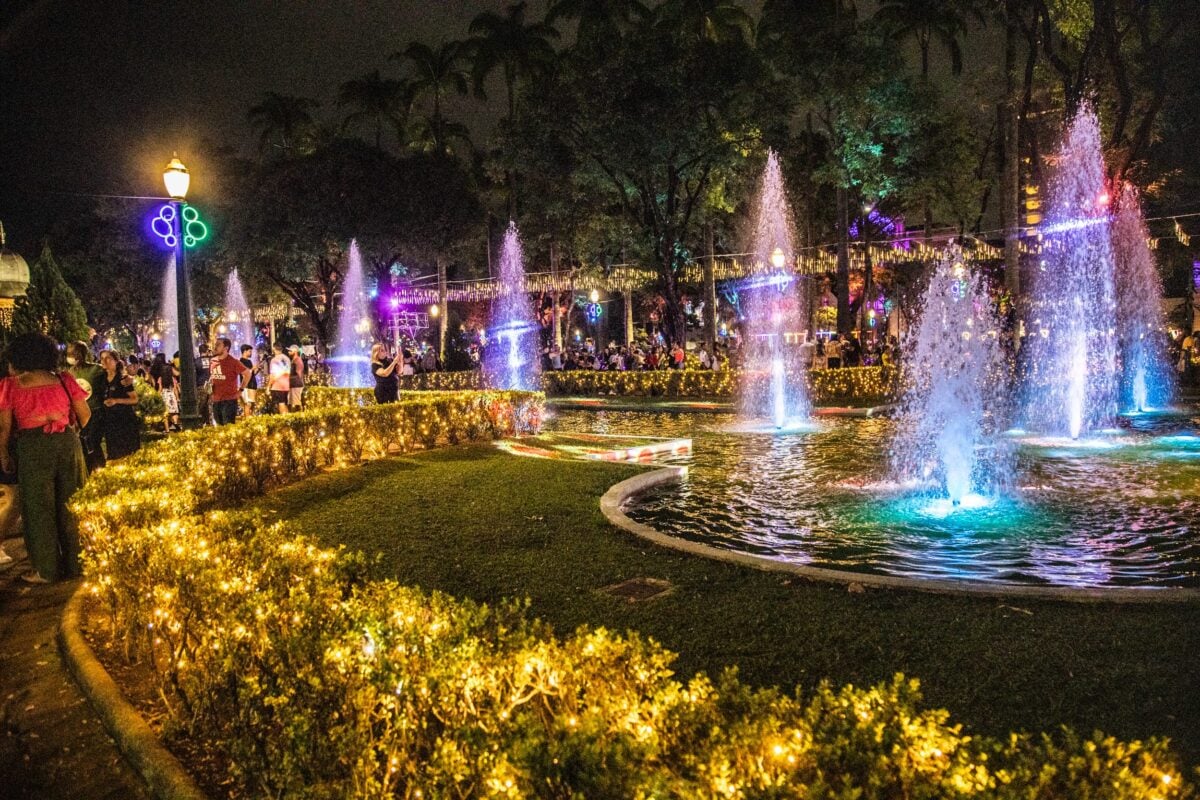 luzes de natal na praça da liberdade