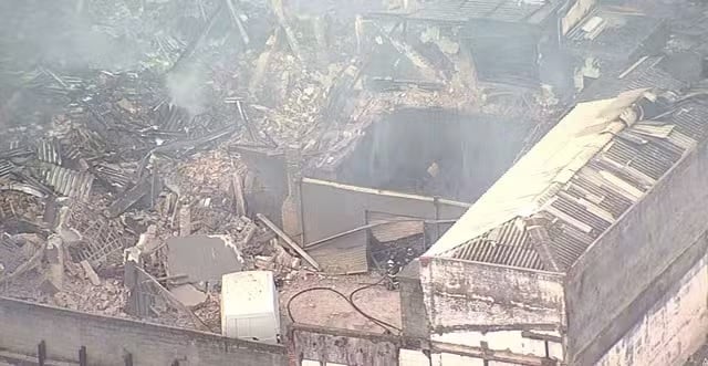 Incêndio de grande proporção atinge indústria têxtil na zona leste de São Paulo; veja o vídeo