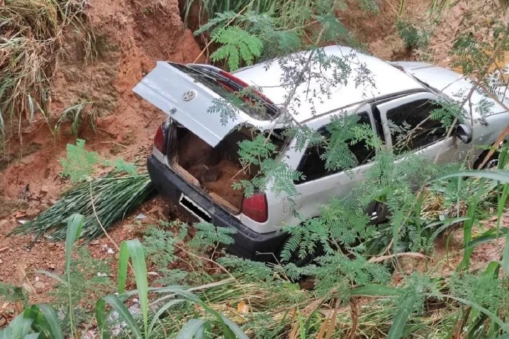 Mulher e duas crianças morrem após carro ser arrastado por enxurrada