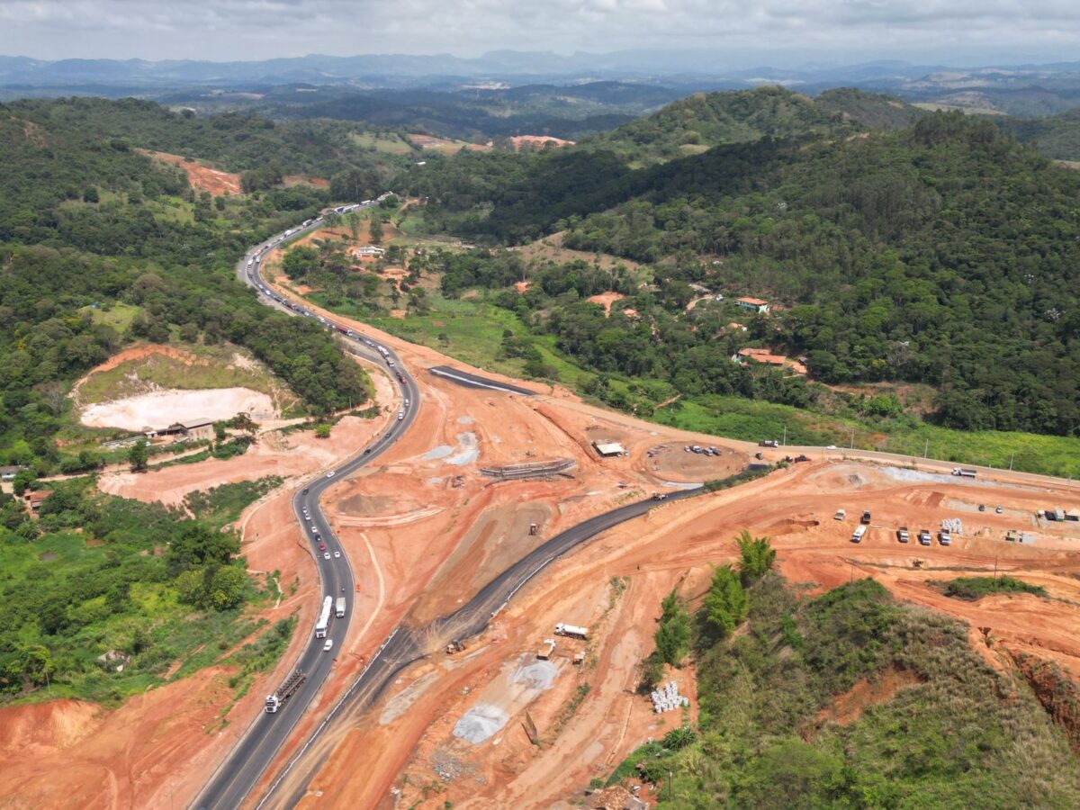 Pista lateral sentido a capital recebe asfalto. Foto: Daniel Cota / Acom PMSGRA