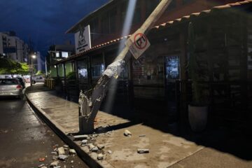 Poste cai em cima do telhado de restaurante na avenida Mauro Ribeiro