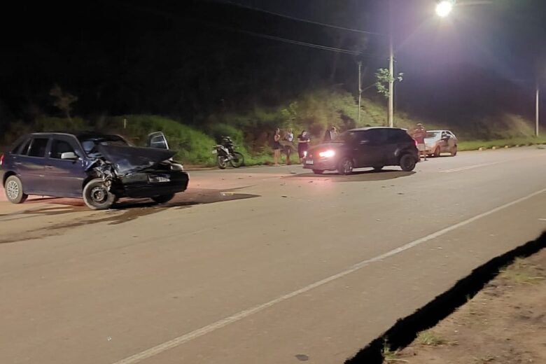 Veículos ficam destruídos em acidente na Rua Humberto Campos