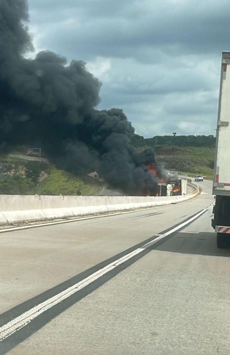 Barão de Cocais: carreta tomba, pega fogo e complica o trânsito na BR-381