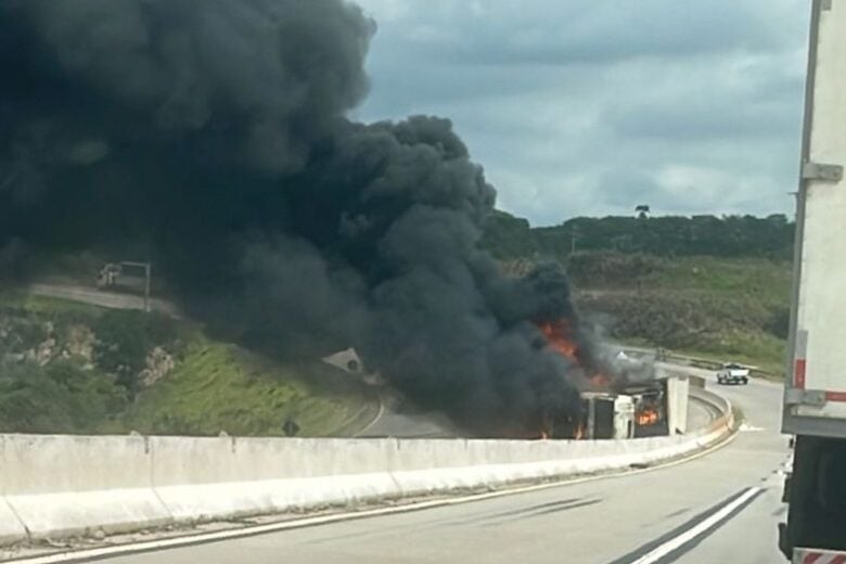 Barão de Cocais: carreta tomba, pega fogo e complica o trânsito na BR-381