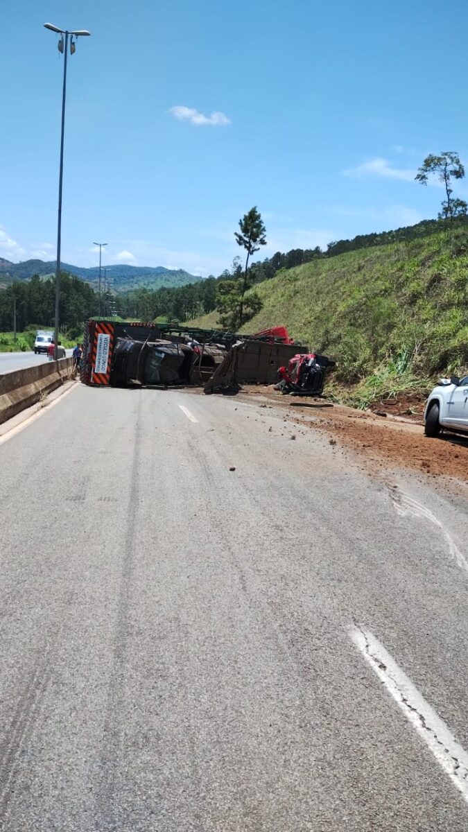 Nova Era: Cegonheira tomba na BR-381 e fecha a pista no sentido Belo Horizonte; uma pessoa morreu no acidente