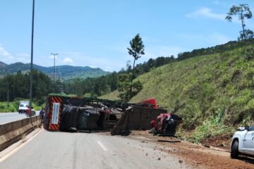 Nova Era: Cegonheira tomba na BR-381 e fecha a pista no sentido Belo Horizonte; uma pessoa morreu no acidente