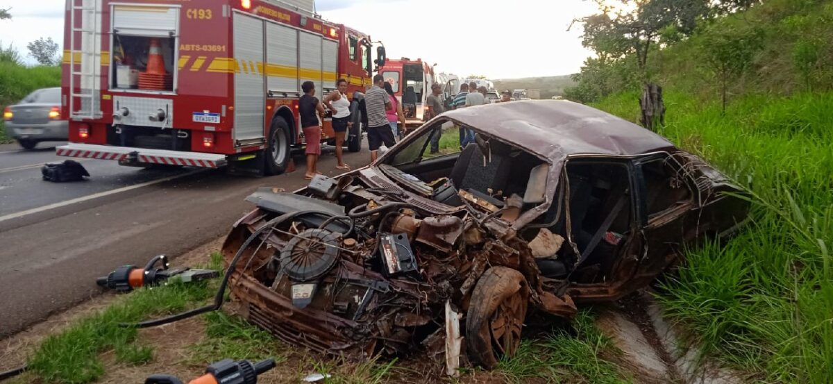 Patrocínio: colisão entre carro e caminhão deixa uma pessoa morta na BR-365