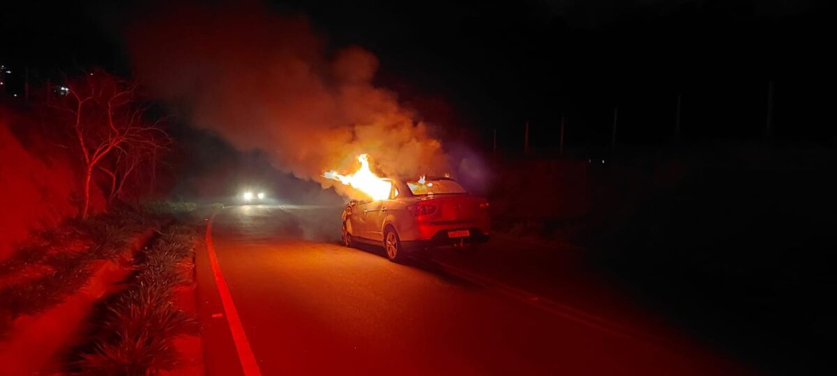 Mulher tem o carro incendiado após acidente fatal em Itabira