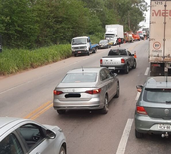 Colisão entre carro e carreta deixa feridos na BR-381, em Ravena